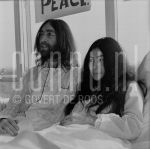 24-04-1969 John Lennon & Yoko Ono at Hilton Hotel Amsterdam, The Netherlands. On behalf of -Bed Peace/Hair Peace-. April 24, 1969.

[keywords]Black & White Image, In Bed[/keywords]